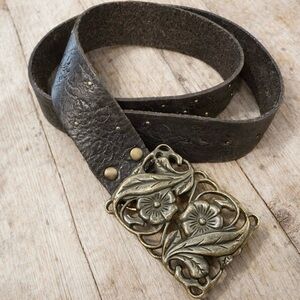 EUC! 🔥 VINTAGE 80s,90s Fossil Floral Tooled/Embossed Leather Belt Unisex